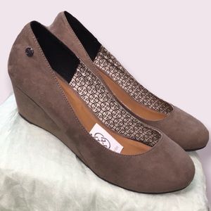 NWT DAISY FUENTES Brown Suede Wedge Heels Size 12